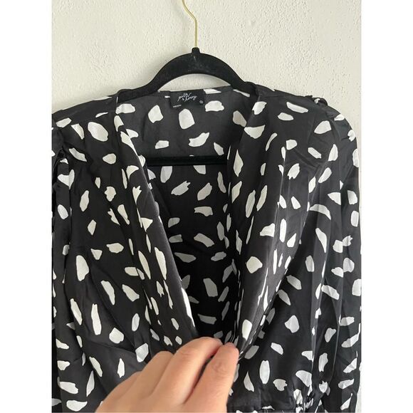 Milk & Honey Woman Black/ White Dots Cropped Long Sleeve Blouse, Size M - Picture 3 of 8